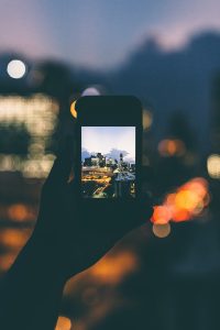Zespół marketingowy nagrywający krótkie wideo B2B w nowoczesnym biurze